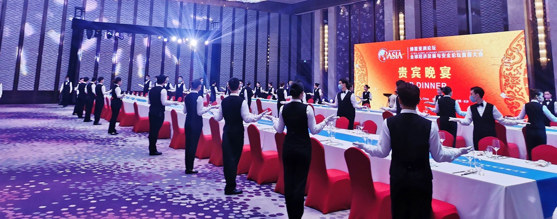 以青春为谱